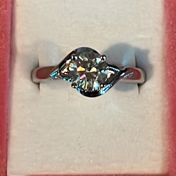 BEAUTIFUL 1.24Ct Moissanite set in 925 Sterling Silver. - Picture 4 of 9